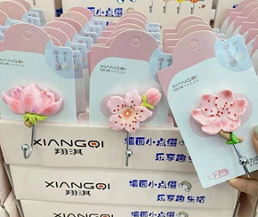 Настенный крючок для дома "Розовое цветение"